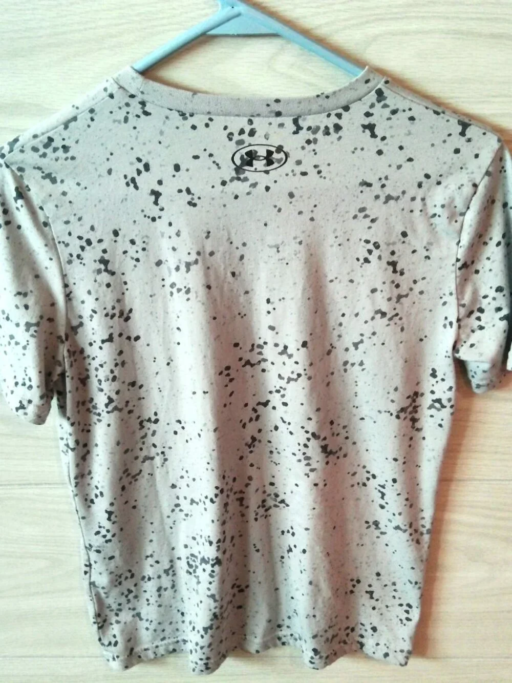 Under Armour T-Shirt Boy's Size Youth Large Loose Gray with Dots Short Sleeves